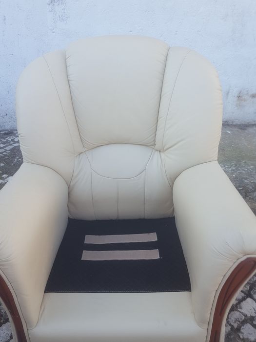 Sofá  em cabedal beje novo e  de marca