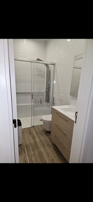 Quarto Novo com TV perto Comboio Queluz..