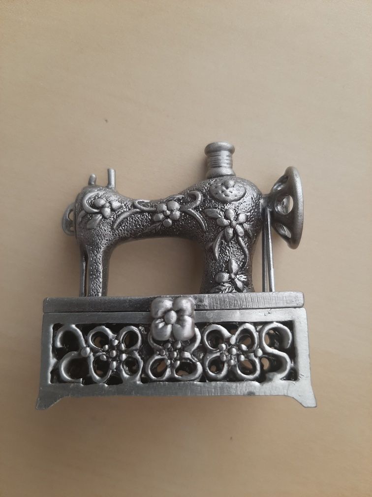 Máquina de costura miniatura em estanho feita à mão.