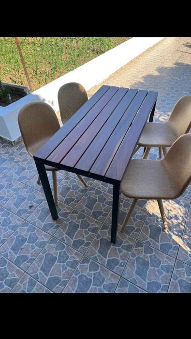Vendo conjunto de mesa e 4 cadeiras