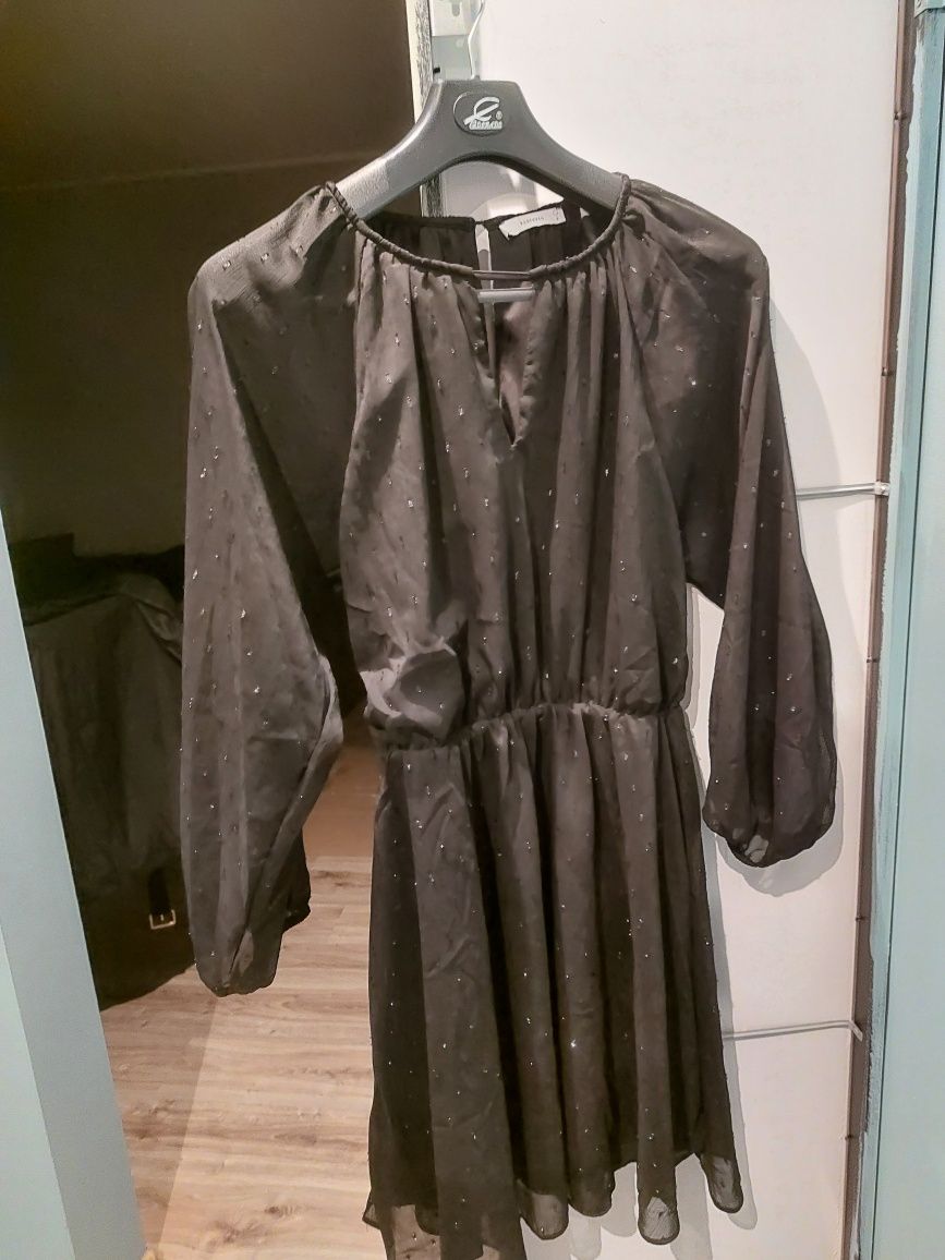 Reserved Sukienka taliowana ze srebrnymi detalami
