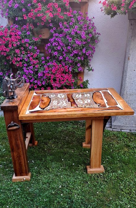 Stół z starej wagi ,odrestaurowanej ,stare pieniądze zalane żywicą