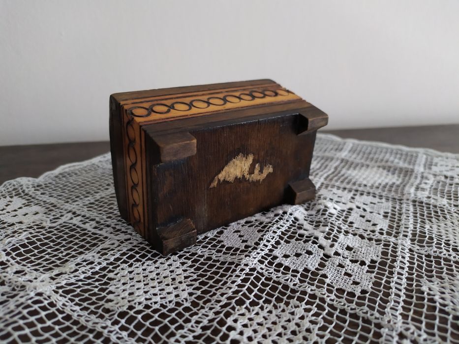 Stara malutka szkatułka w kształcie kufra