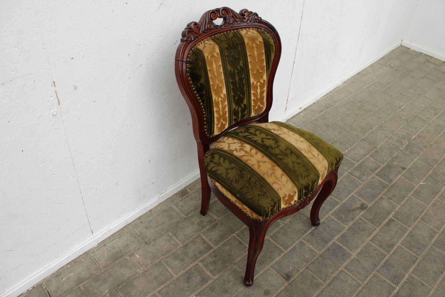 Stare tapicerowane krzesło ludwikowskie 422