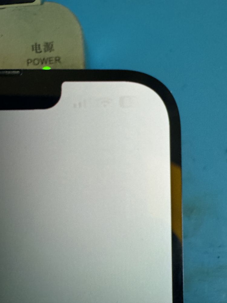 Дисплей на iPhone 13 Pro max з дефектом
