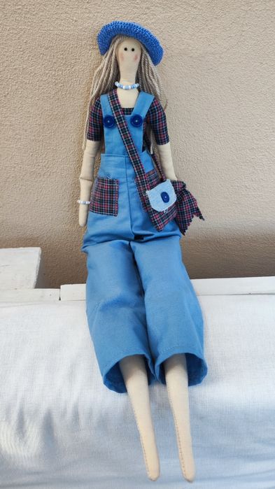 Lalka Tilda w ogrodniczkach