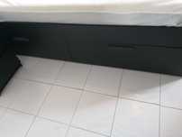 Cama de casal com colchão e mesas de cabeceira