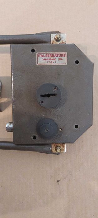 Fechadura porta da rua.