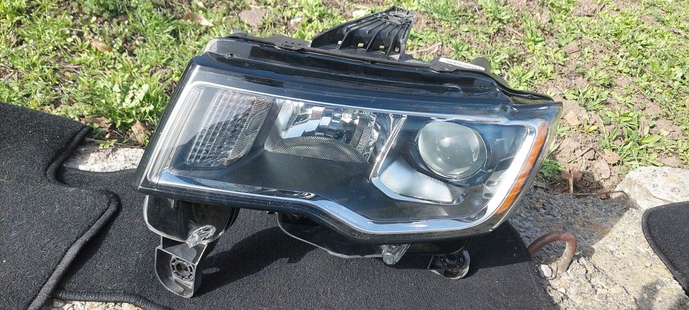 Фара Гранд Черокі ліва з рамкою ПТФ