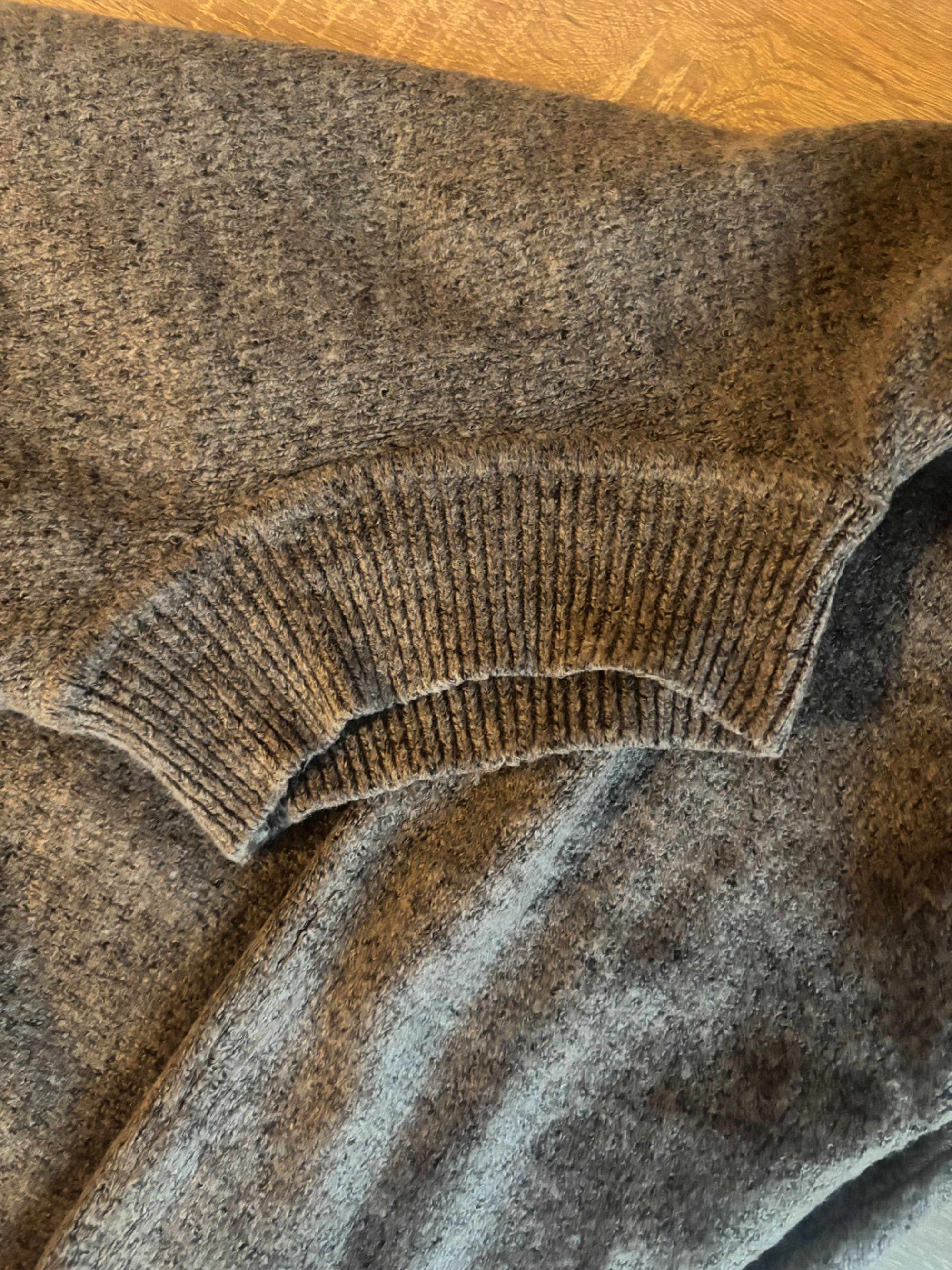 Brązowy sweter z półgolfem