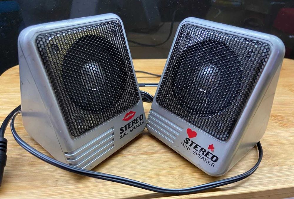 Zestaw Audio Retro: Discman Grundig, Głośniki Stereo Mini, 16 płyt CD