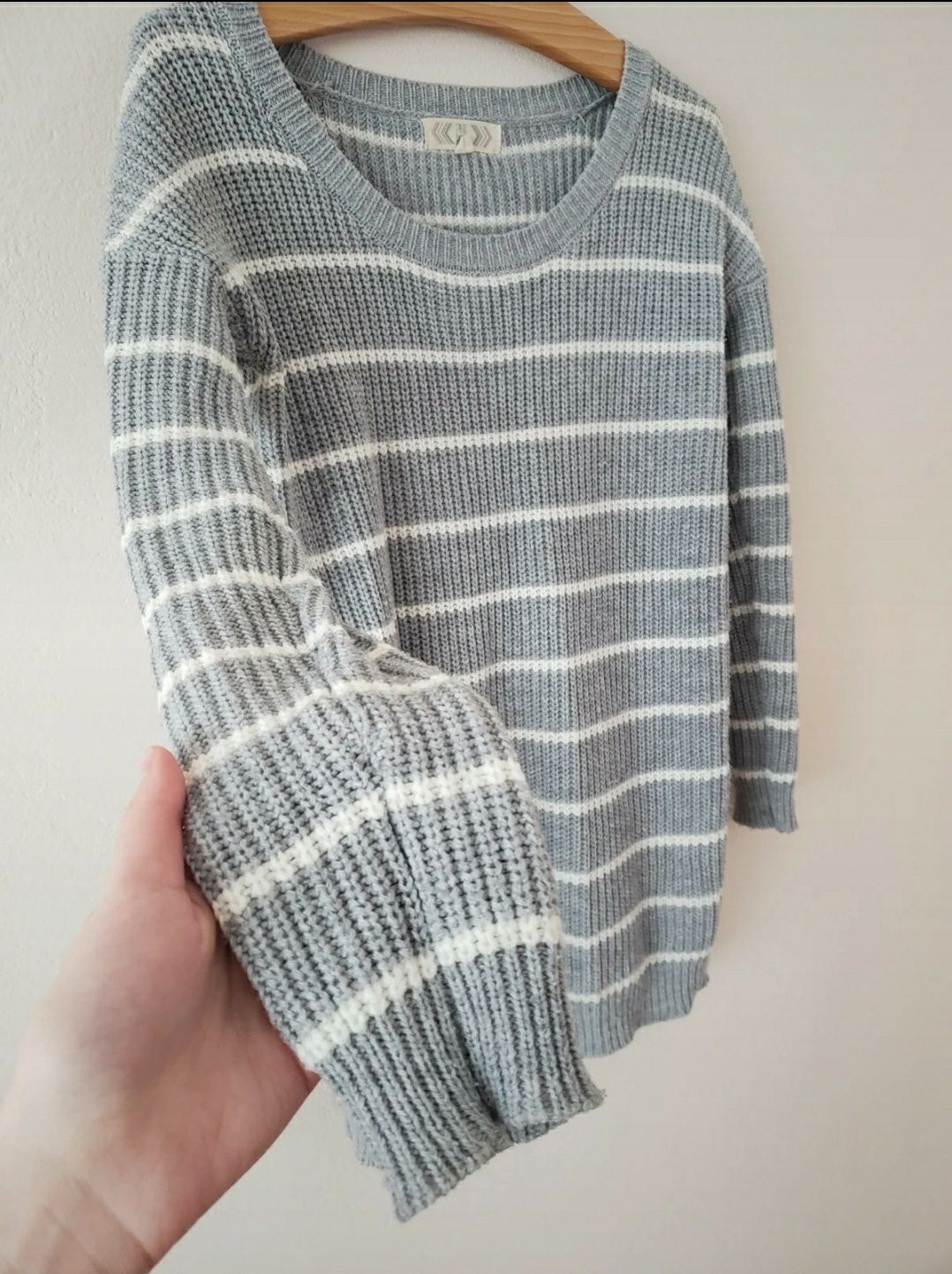 Śliczny ciepły sweterek w paski