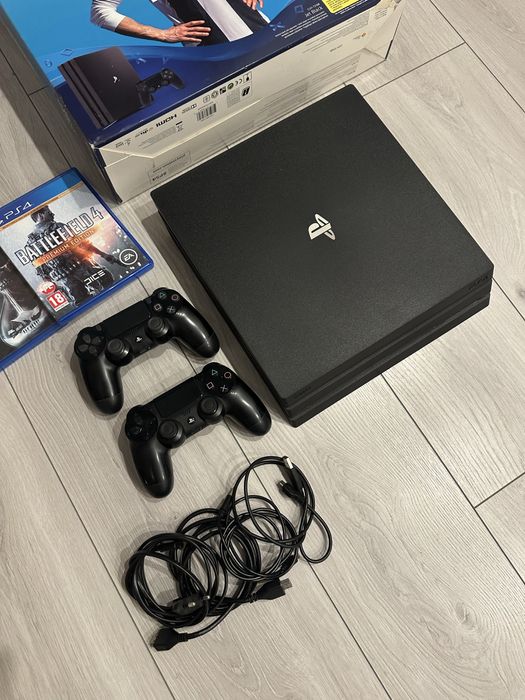 PlayStation 4 Pro 1TB+ 2 pady i 2 gry