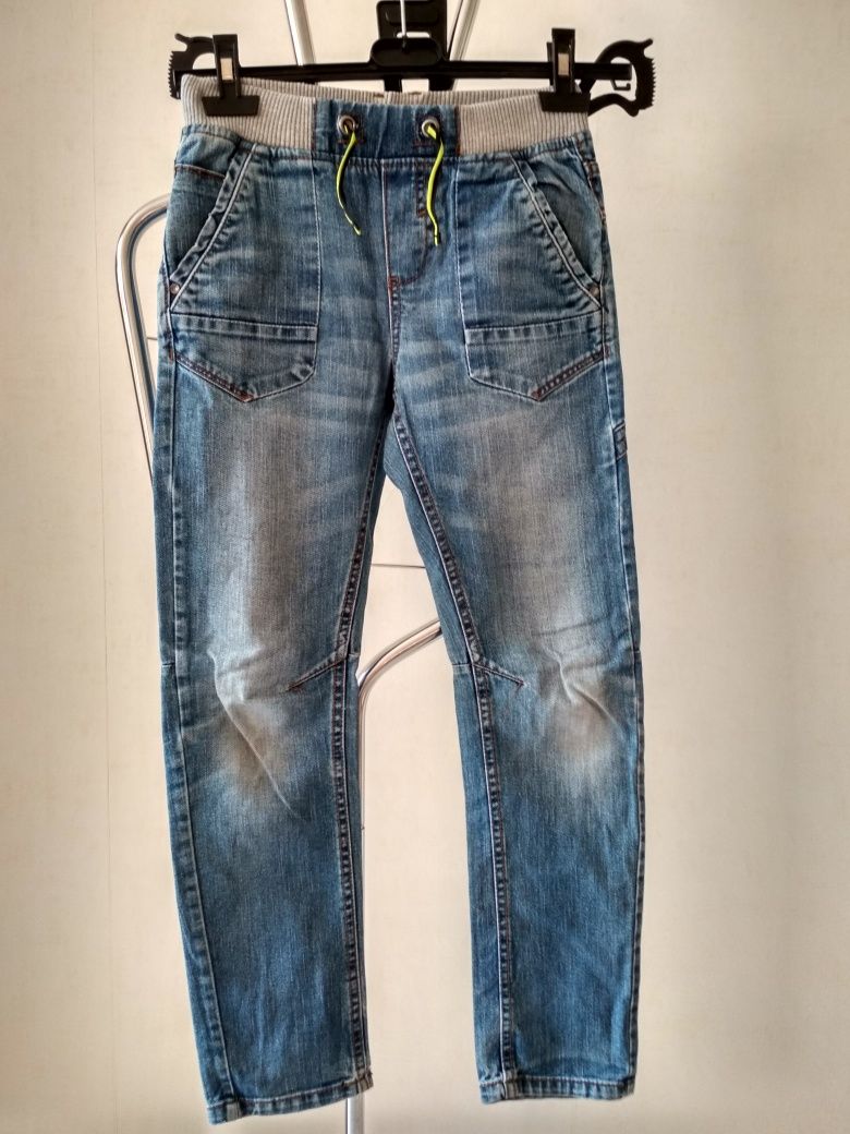 R. Xs wzrost 140 spodnie męskie There Here jeans