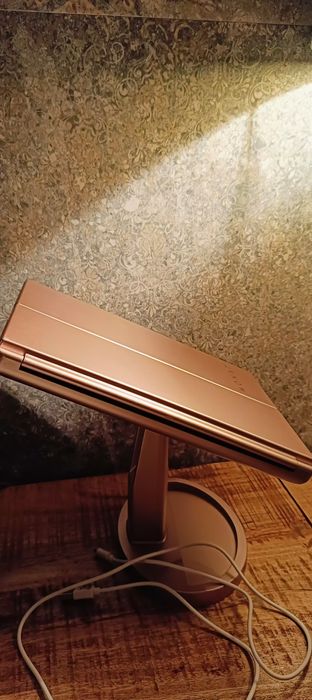 Lustro marki Monat z oświetleniem ledowym.