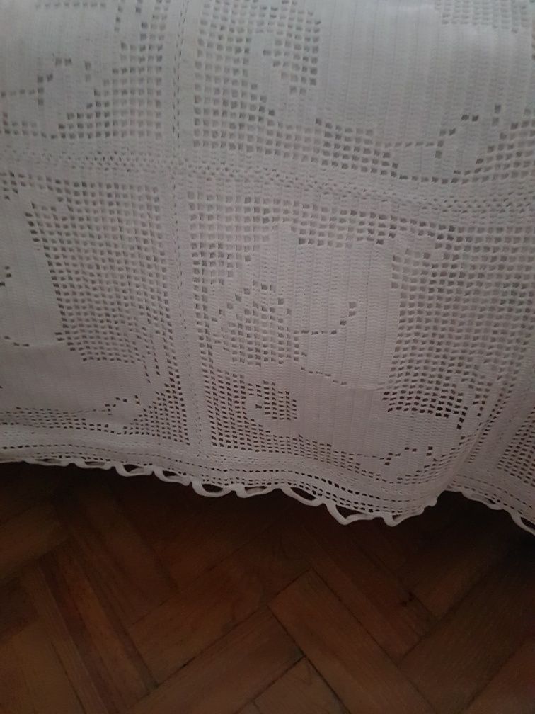 Colcha em renda de algodão, feita há mão, com pouco uso.