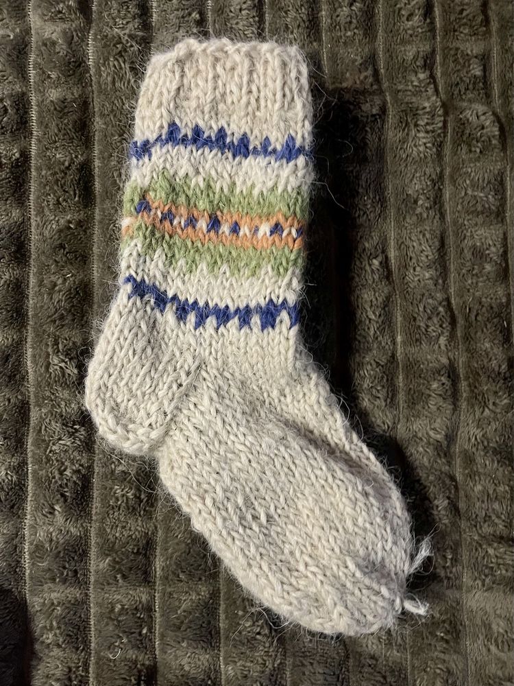 Вовняні вʼязані шкарпетки різних розмірів