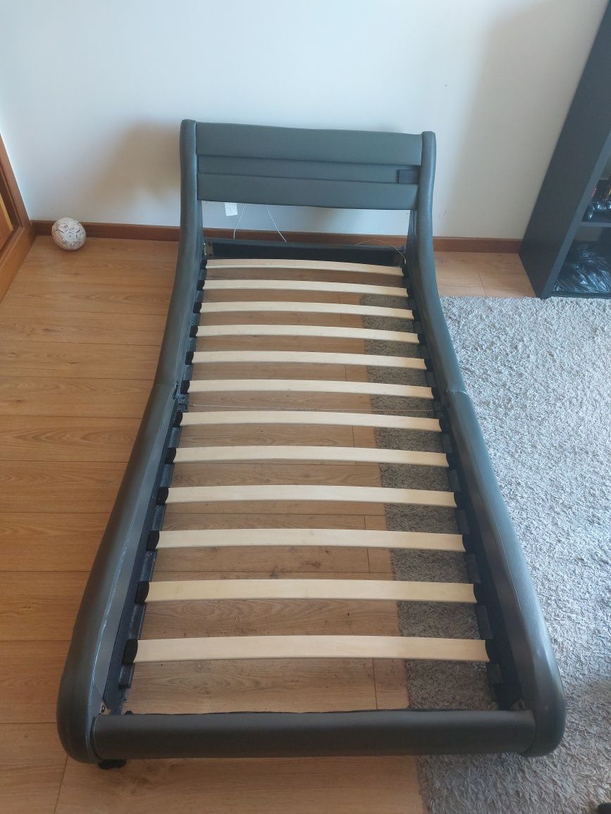 Cama de solteiro com luzes LED