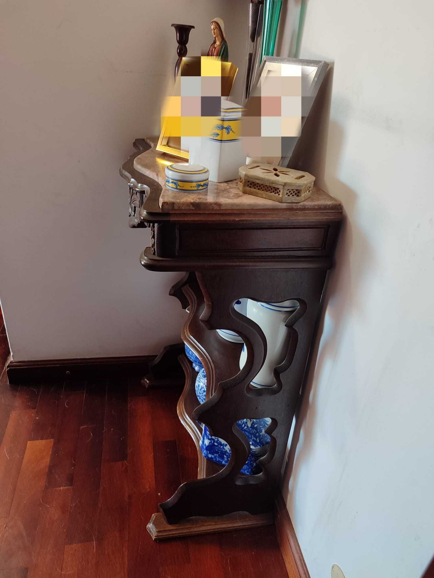 Móvel castanho escuro