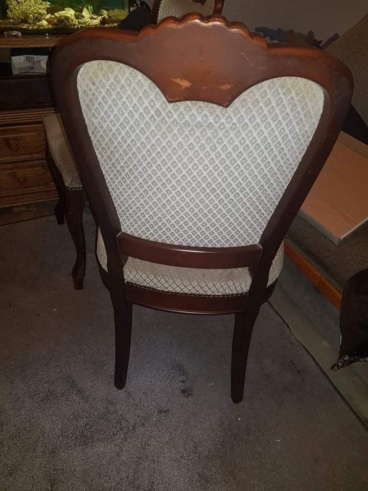 dwa bardzo ładne krzesła