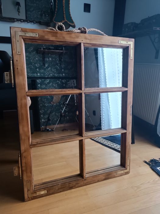 Lustro w drewnianej ramie okiennej