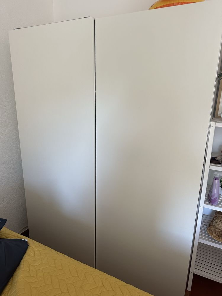 Vendo Roupeiro com Porta deslizante Branco em perfeito estado