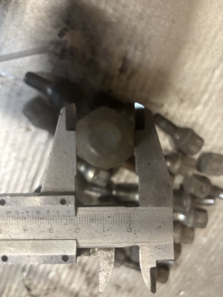 Sruby do kół M12x1,5 felgi stalowe aluminiowe szpilki felgi
