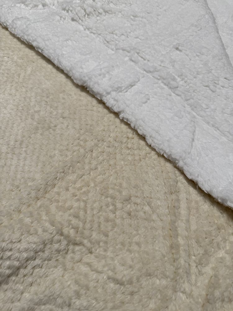 Miękki, pluszowy koc 153x203 cm – nowy