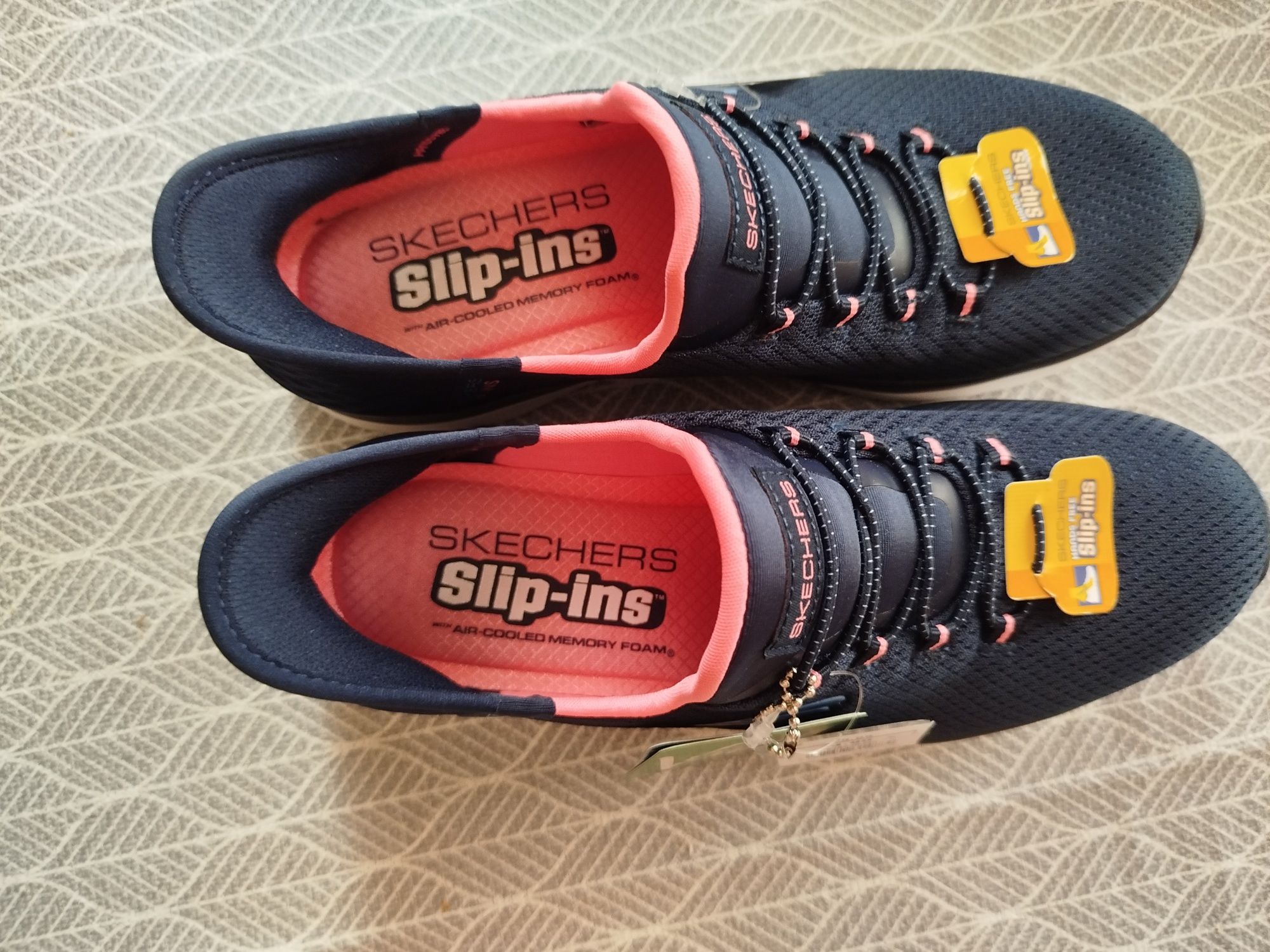 Женские кроссовки фирмы SKECHERS