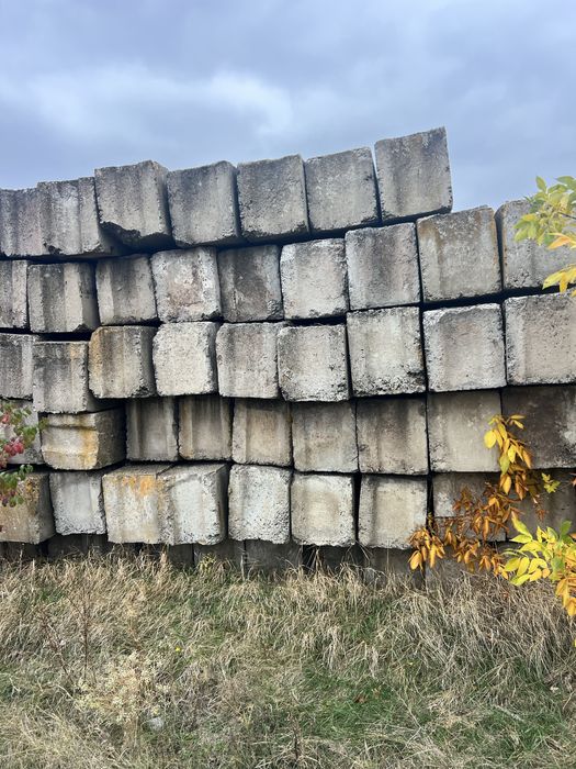 Продам блоки фундаментные в отличном состоянии