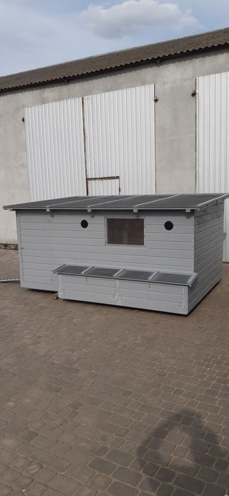 Kurnik kury z gniazdami bocznymi