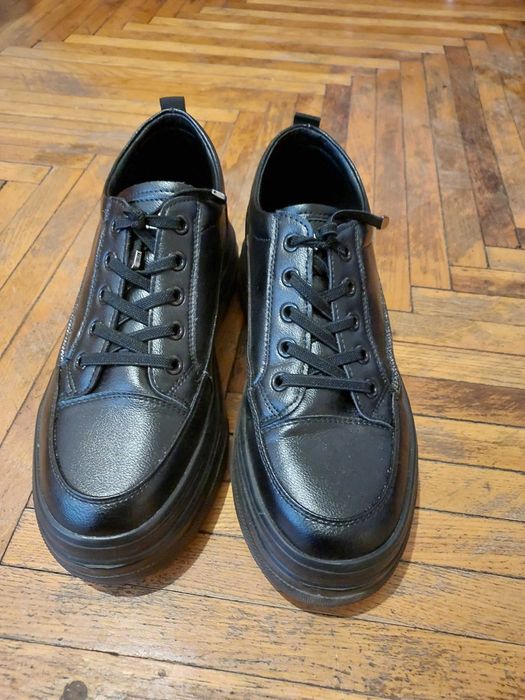 Кросівки платформа,дуже гарно виглядають ,зручні.Довжина устілки 24,5.