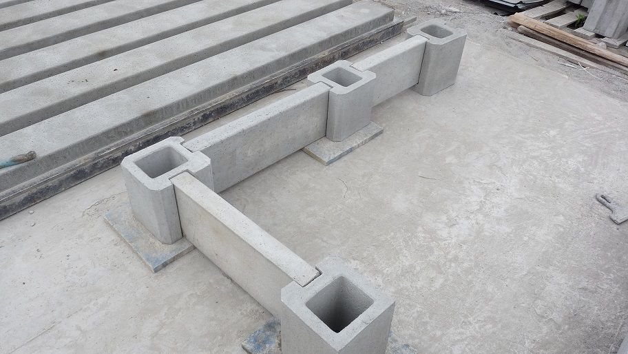 Murki ogrodzeniowe, podmurówka betonowa.
