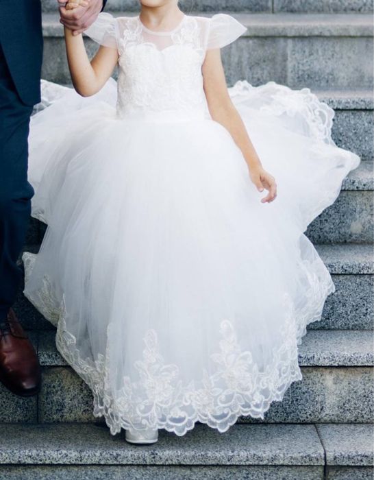 Біла сукня для дівчинки зі шлейфом 122 зріст