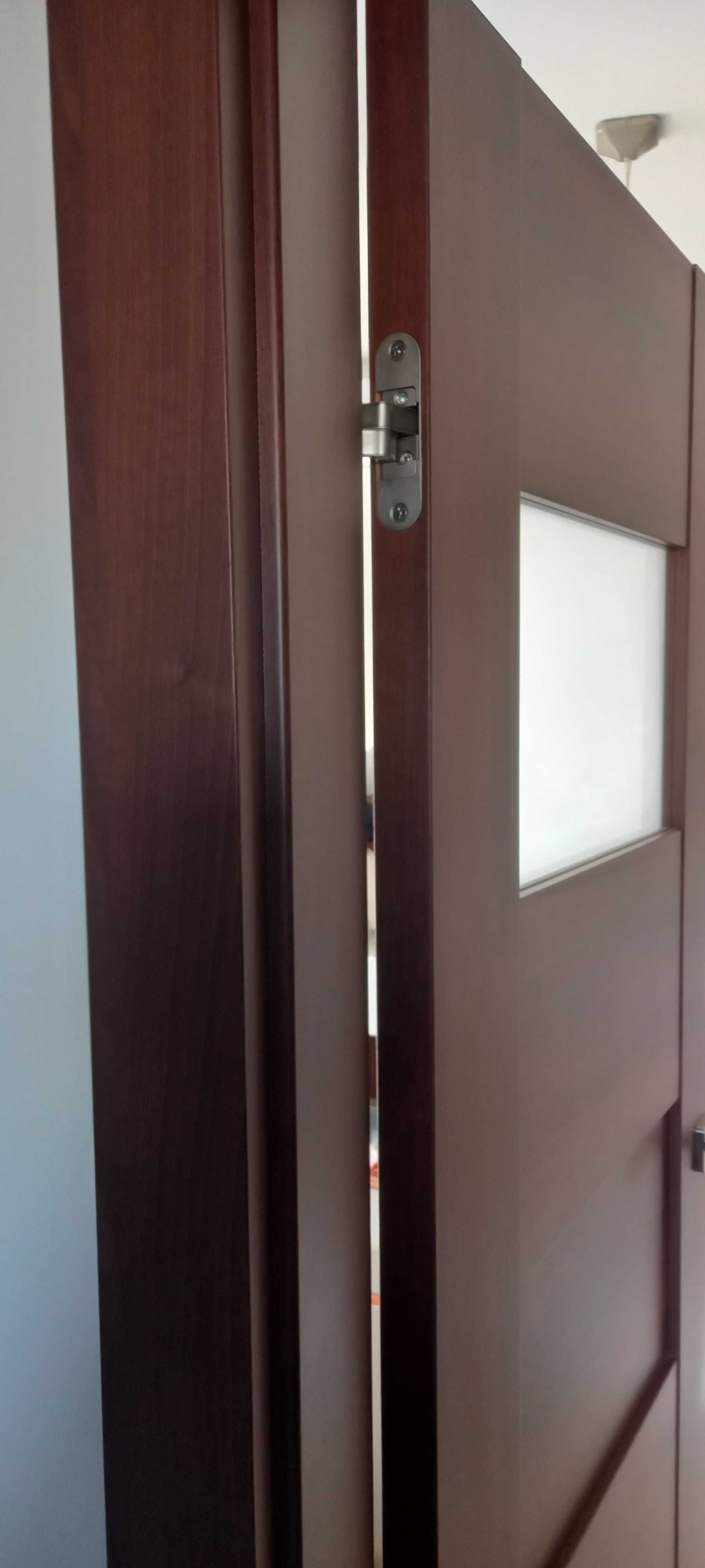 Drzwi porta, 11 sztuk, kolor orzech, z futrynami, bezprzylgowe.