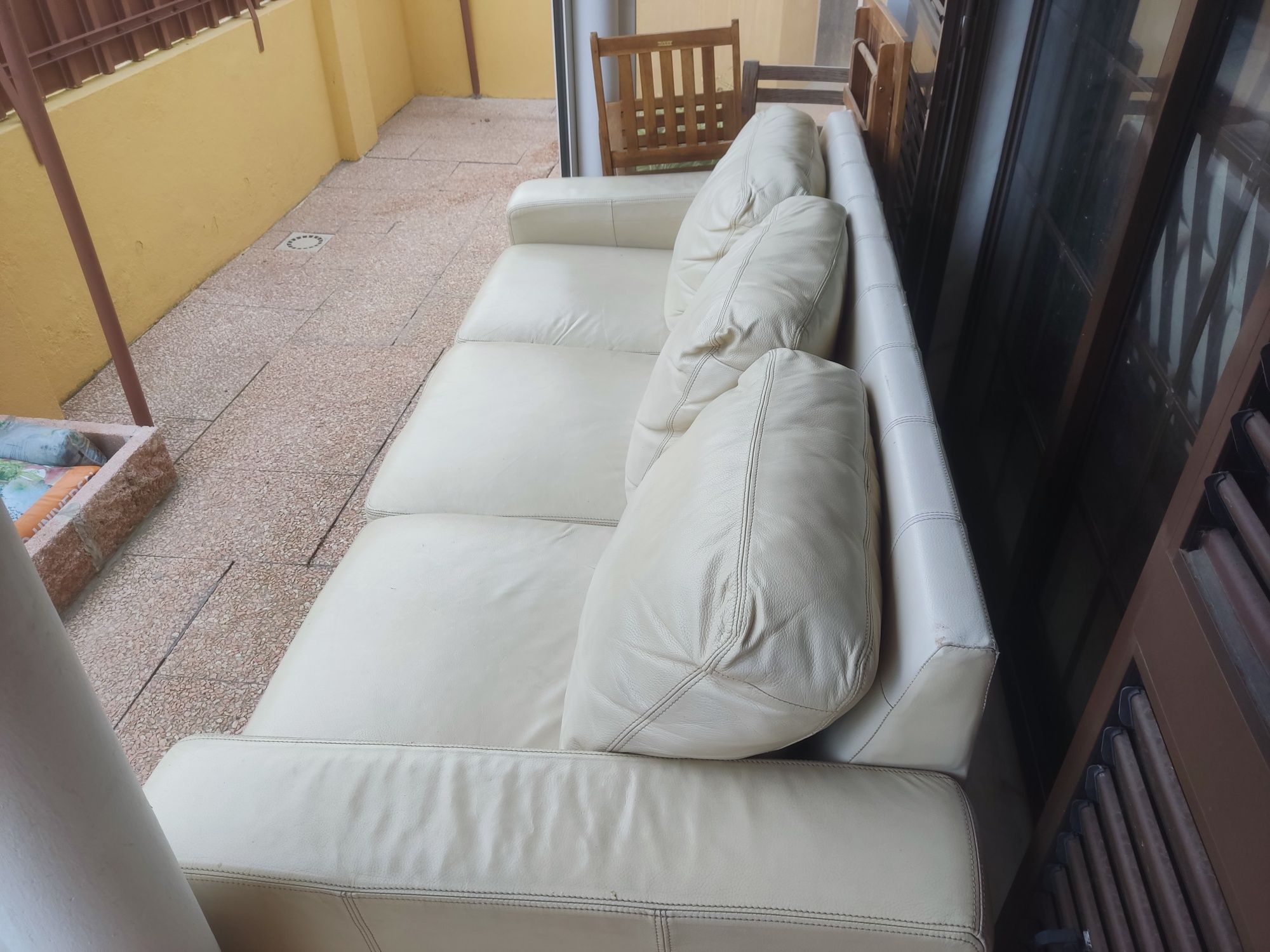 Sofá em pele 3 lugares e apoio de pés