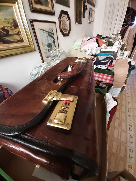 Malote em couro com codigo