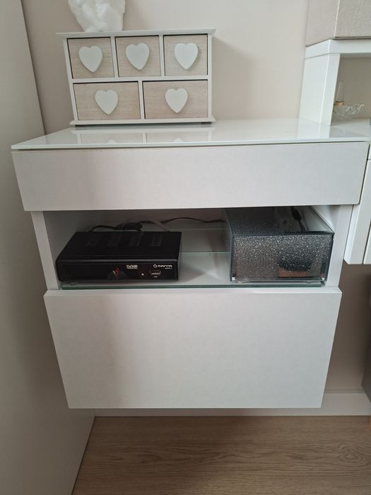 Szafka podwieszana z podświetleniem,oraz białą szybą zabezpieczającą