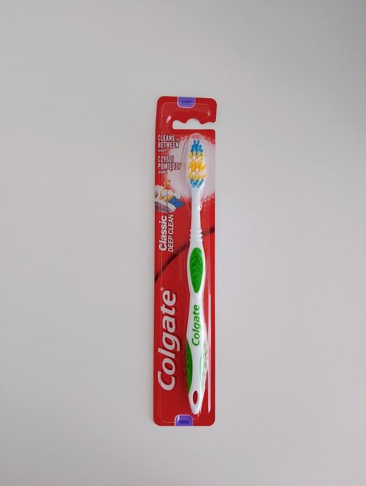 szczoteczka do zębów Colgate Classic Deep Clean Hard.
Posiada twarde w