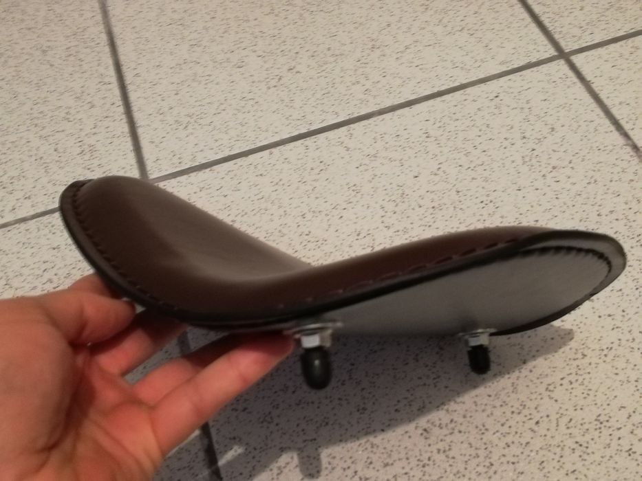 Banco de molas castanho Harley low profile