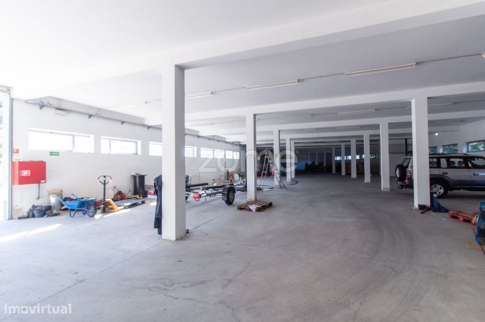 Armazém Industrial com 2.437m2 em Ronfe, Guimarães