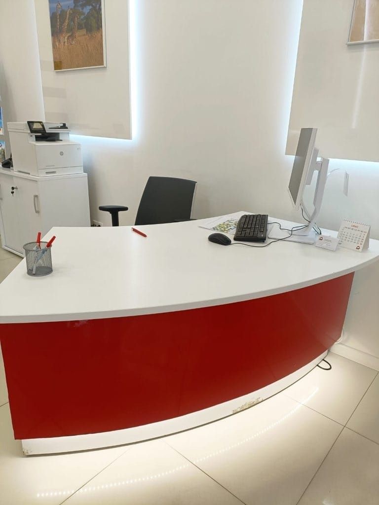 Biurka salonowe, półokrągłe 2 szt zdjęcia w dobrym stanie