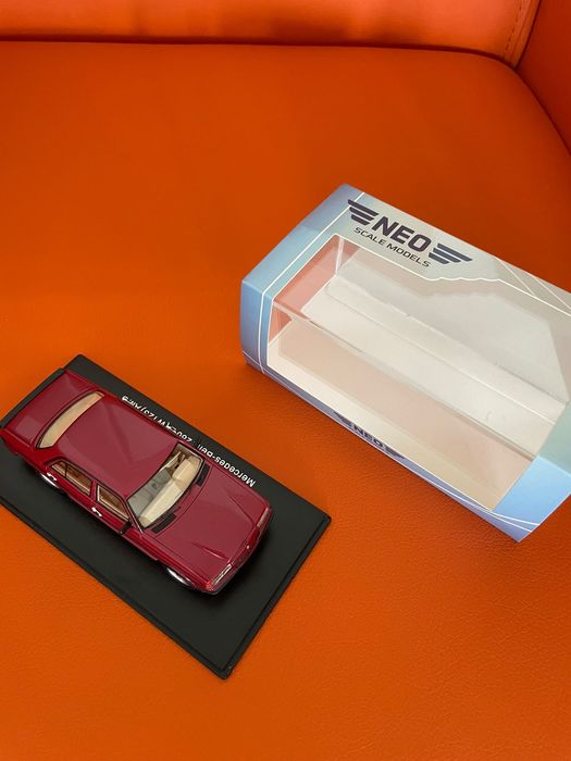 Carro miniatura de coleção Mercedes 280 E (W123) AMG