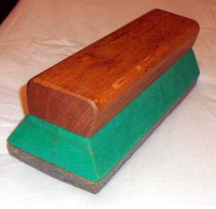 Szczotka - wygładzarka sukna stołu bilardowego.