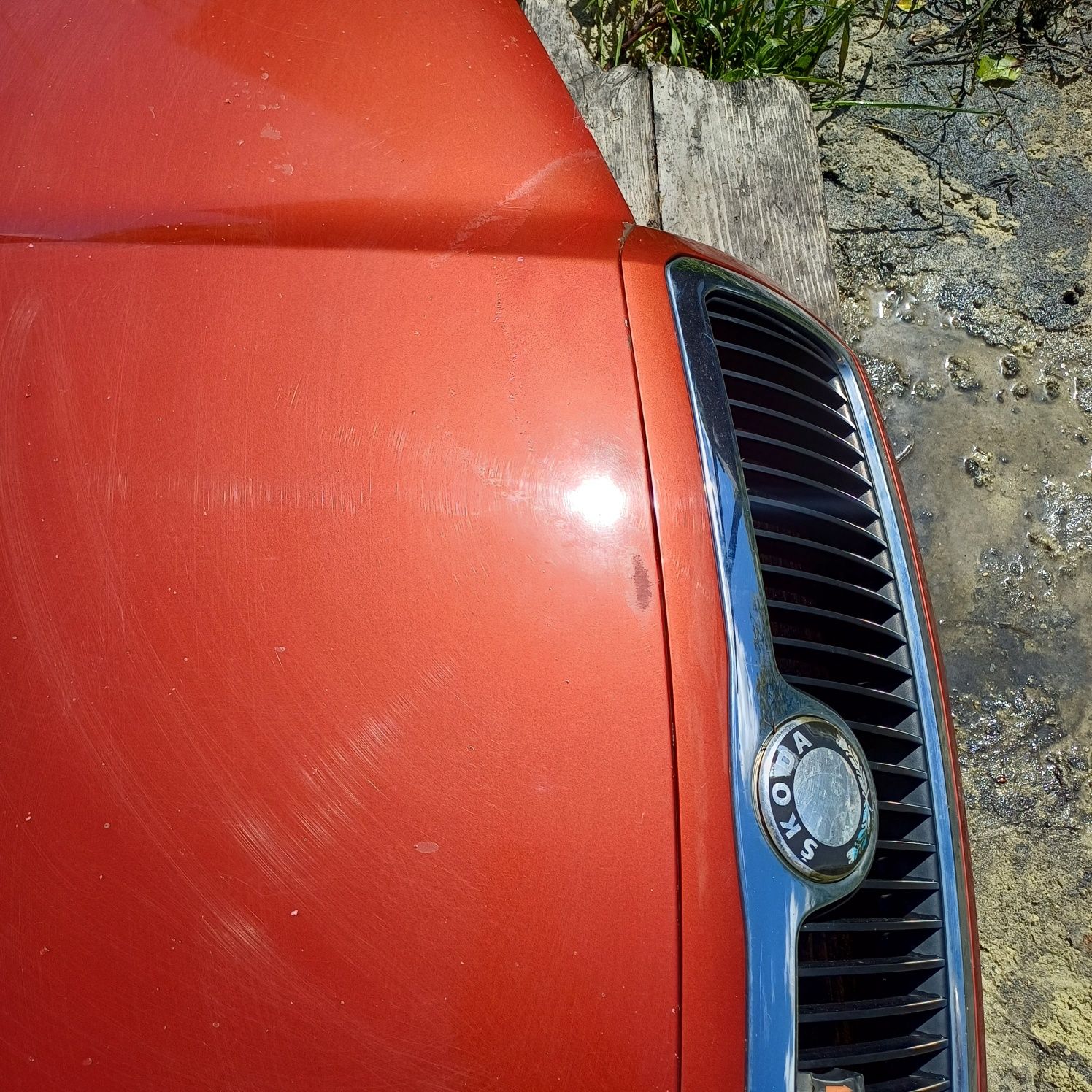 Skoda fabia 1 капотр з решіткою