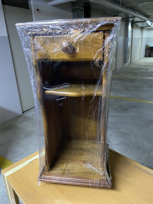 Móvel castanho maciço decorativo de apoio