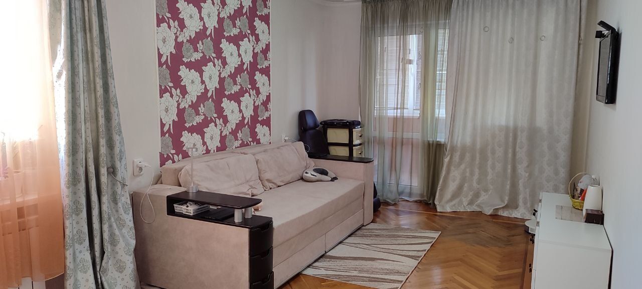 Продам трикімнатну квартиру в центрі Вишневого