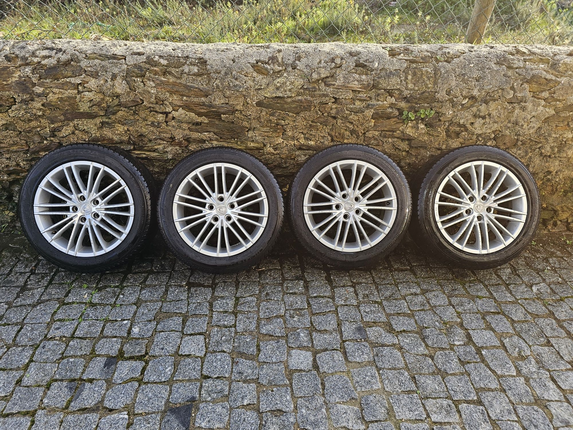 Jantes 17 5×112 Audi VW Seat Skoda Mercedes com pneus 225/50R17
Possí