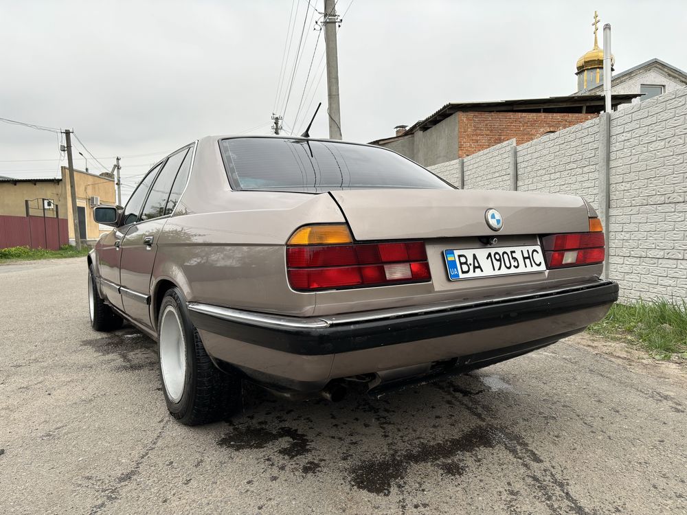 Продам BMW E32 7 серия 3.0 газ/бензин,1988 год выпуска.