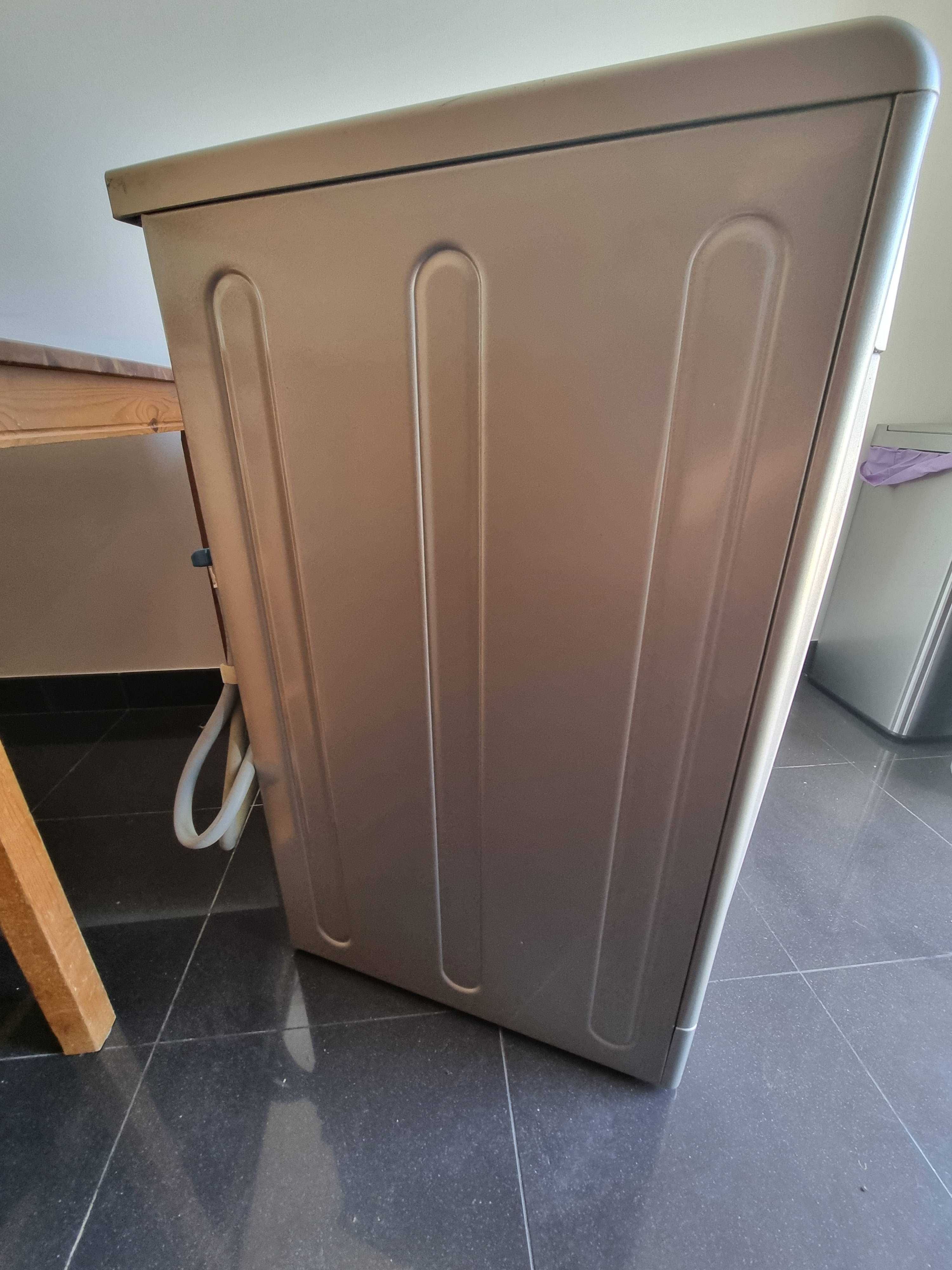 Maquina de lavar e secar a roupa INDESIT semi nova